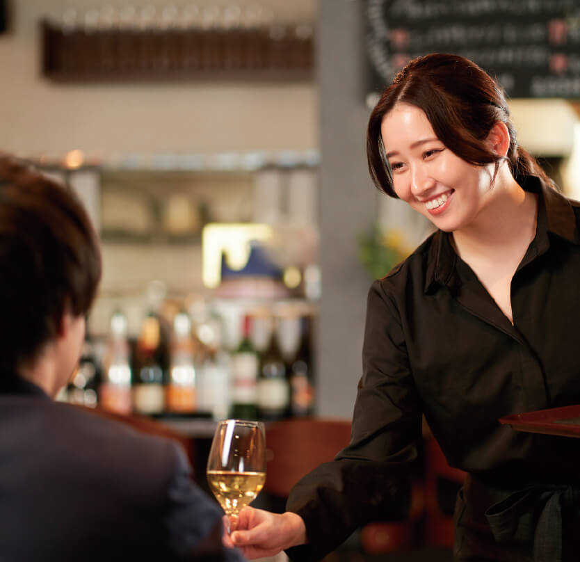 店内の水の映像 - 人