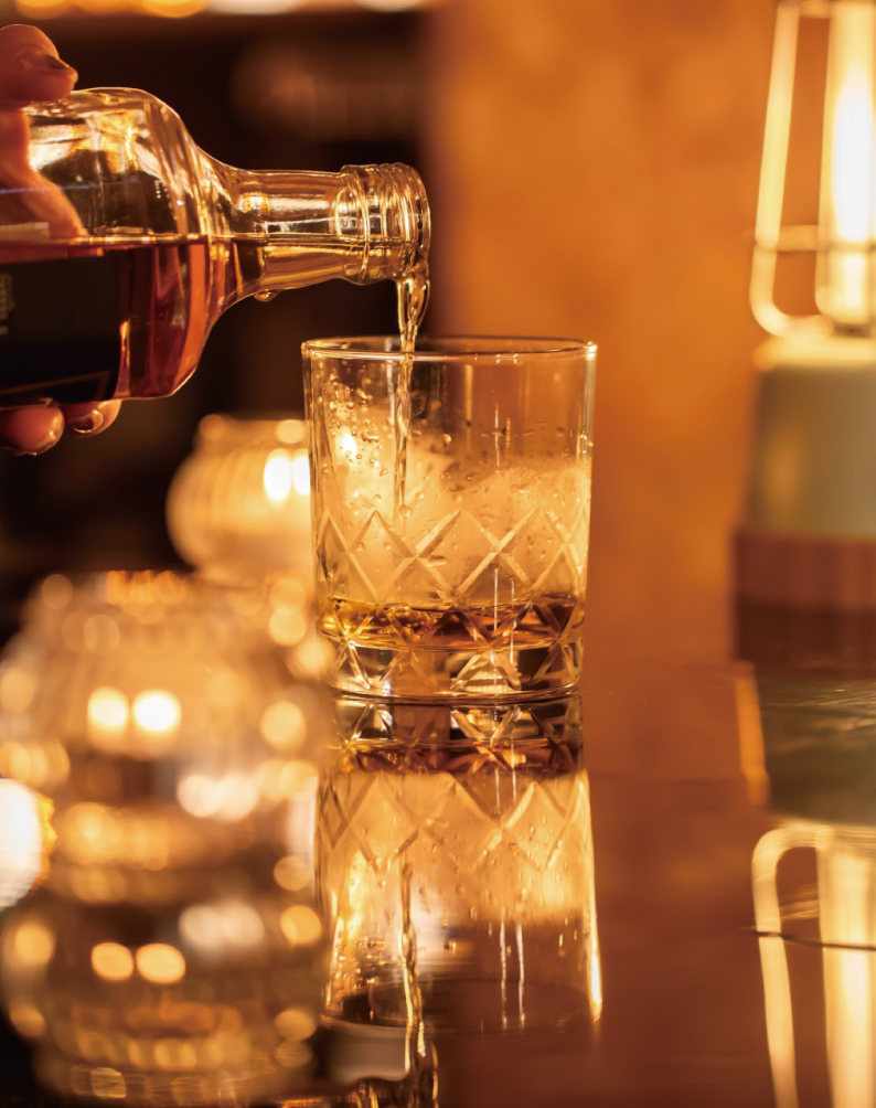 店内の水の映像 - 人