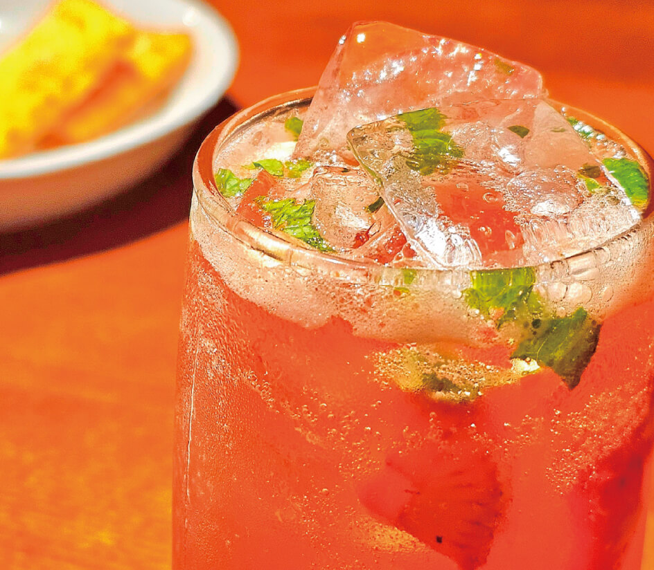 毎月変わる“花”をテーマにしたカクテルをご提供。色・香り・形のすべてで季節を表現しています。